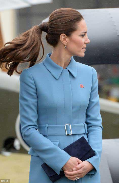 凯特王妃穿蓝卫衣现春日暖笑