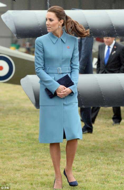 凯特王妃穿蓝卫衣现春日暖笑