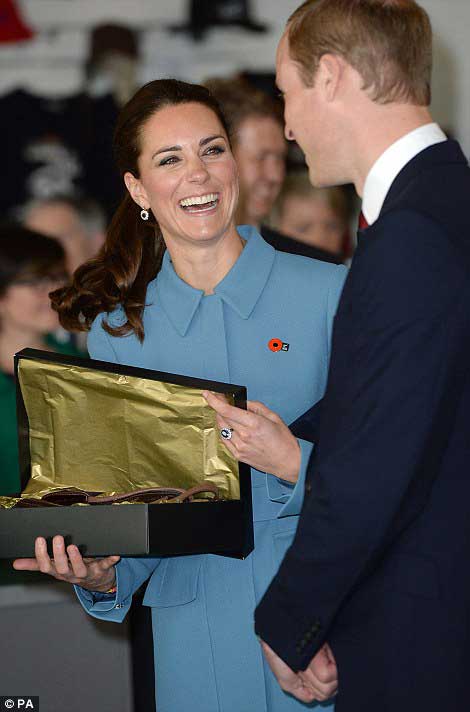 凯特王妃穿蓝卫衣现春日暖笑