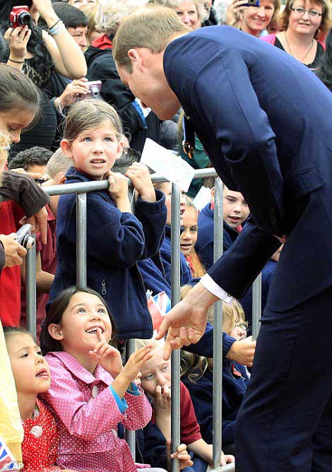 凯特王妃穿蓝卫衣现春日暖笑