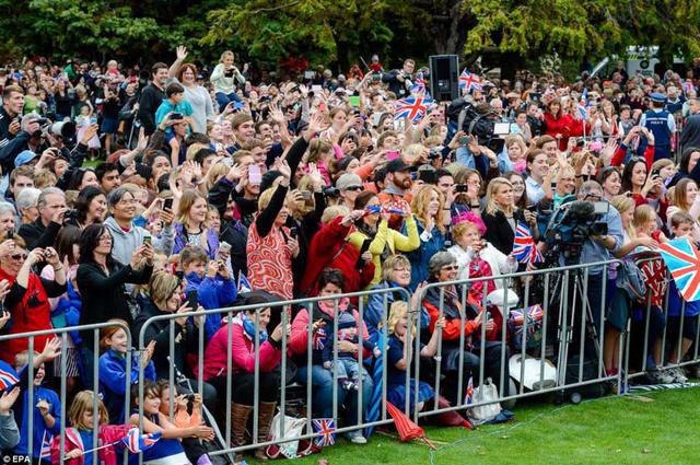 凯特王妃穿蓝卫衣现春日暖笑