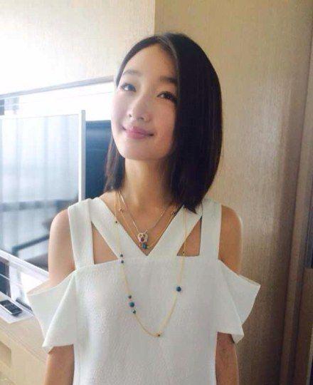 周冬雨近照酷似杨钰莹 网友心疼：太瘦了