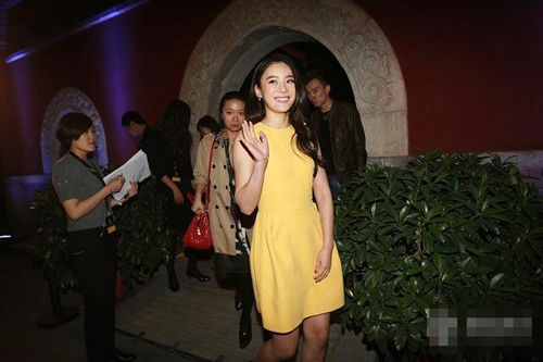 袁姗姗着明黄色晚装出席活动