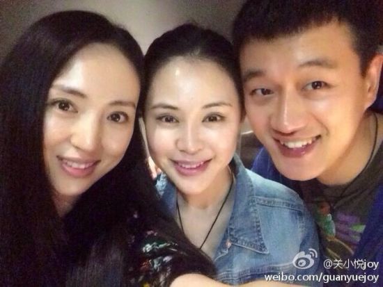 董璇与佟大为关悦夫妻合影