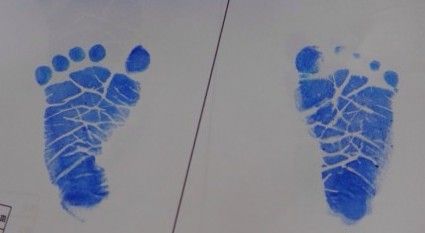 梁静茹老公晒儿子小脚印