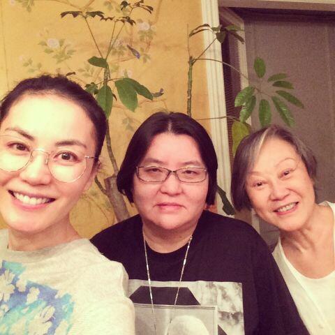 王菲北京包吃包住请老友 素颜照显年轻获网友赞