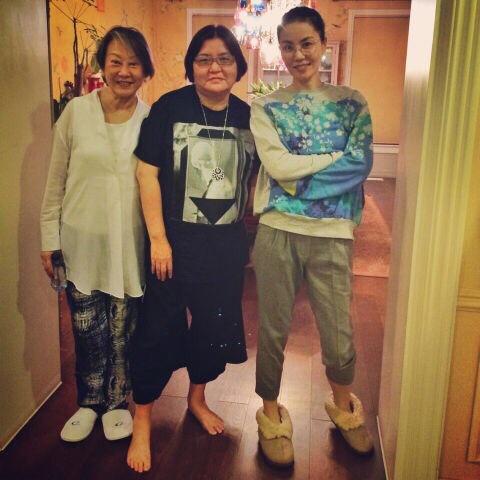 王菲北京包吃包住请老友 素颜照显年轻获网友赞