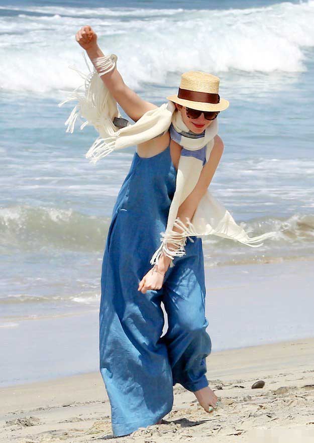 安妮·海瑟薇海滩玩球 动作疯狂