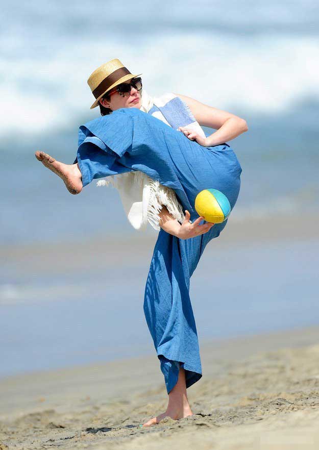 安妮·海瑟薇海滩玩球 动作疯狂