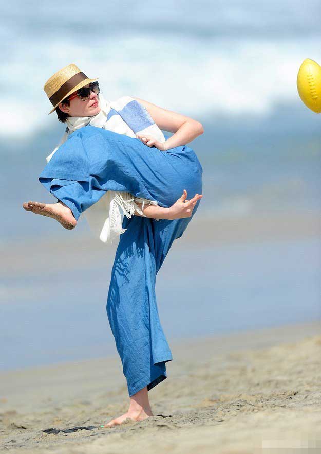 安妮·海瑟薇海滩玩球 动作疯狂