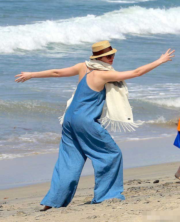 安妮·海瑟薇海滩玩球 动作疯狂