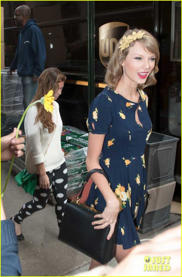 泰勒 斯威夫特逛花店 热拥粉丝