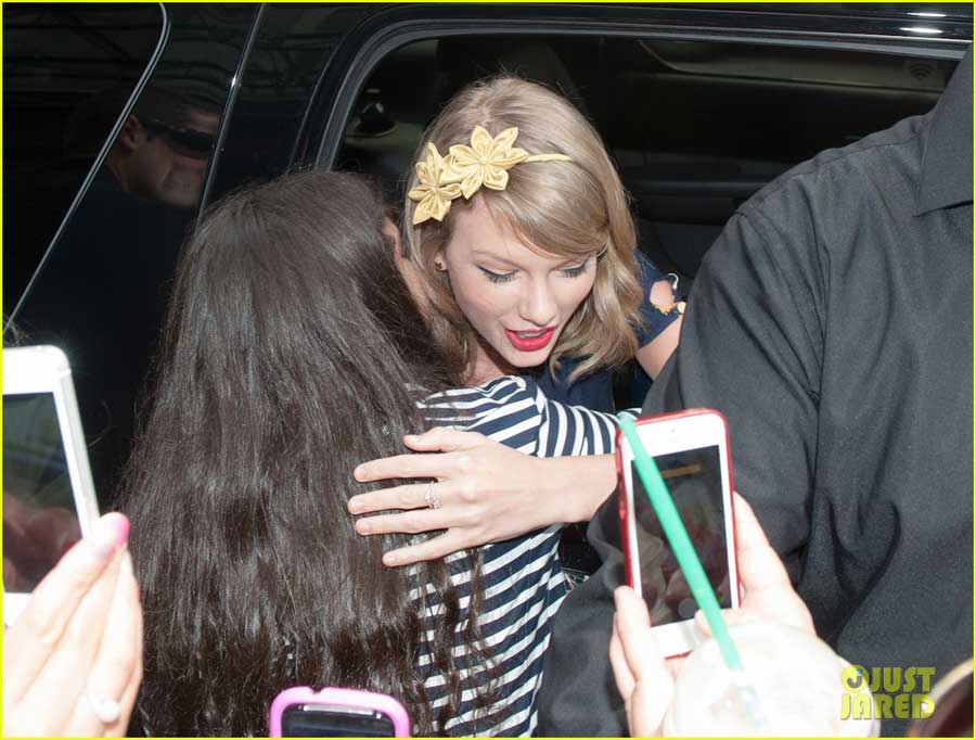 泰勒 斯威夫特逛花店 热拥粉丝