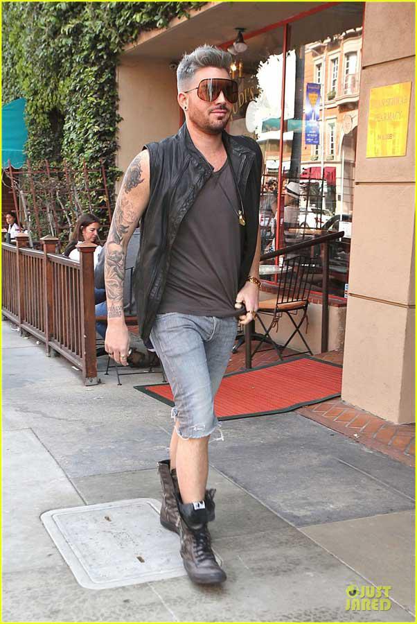 亚当 兰伯特现身街头 大秀手臂纹身