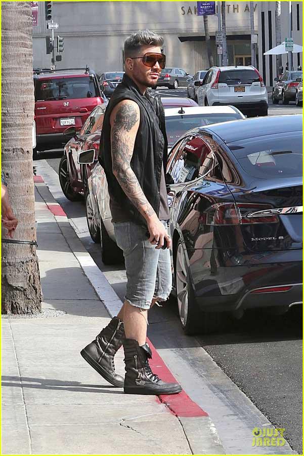 亚当 兰伯特现身街头 大秀手臂纹身