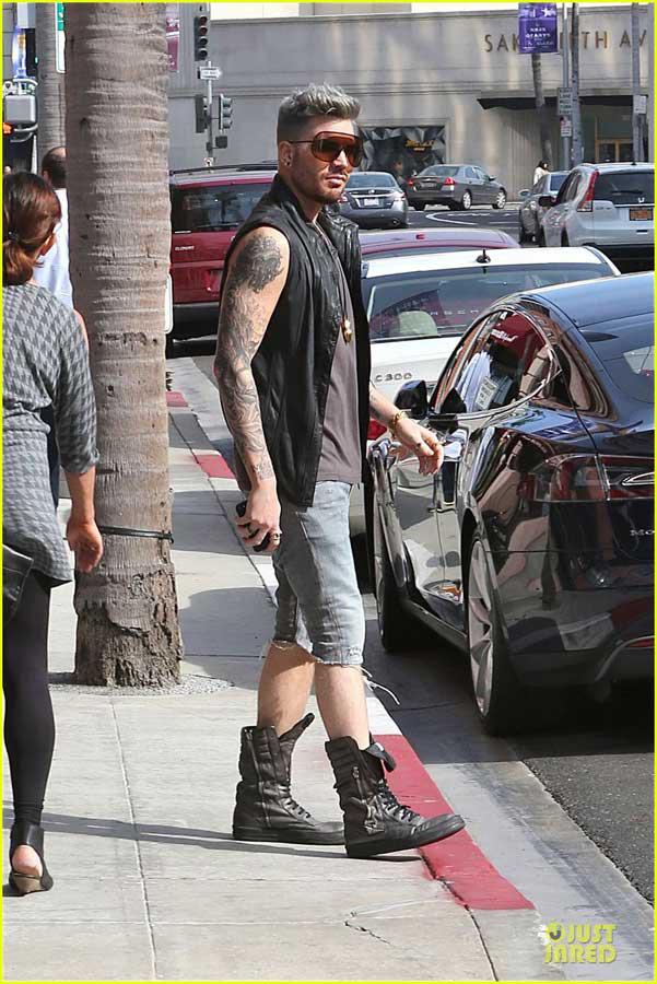 亚当 兰伯特现身街头 大秀手臂纹身