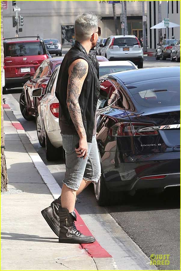 亚当 兰伯特现身街头 大秀手臂纹身