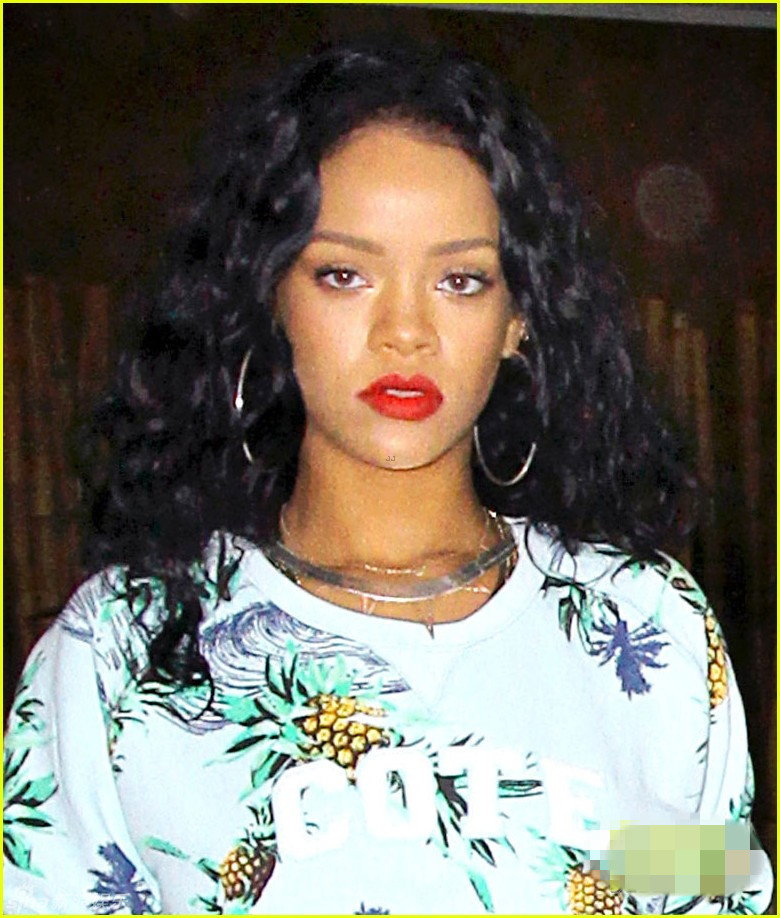 蕾哈娜花纹露脐装出街秀身材