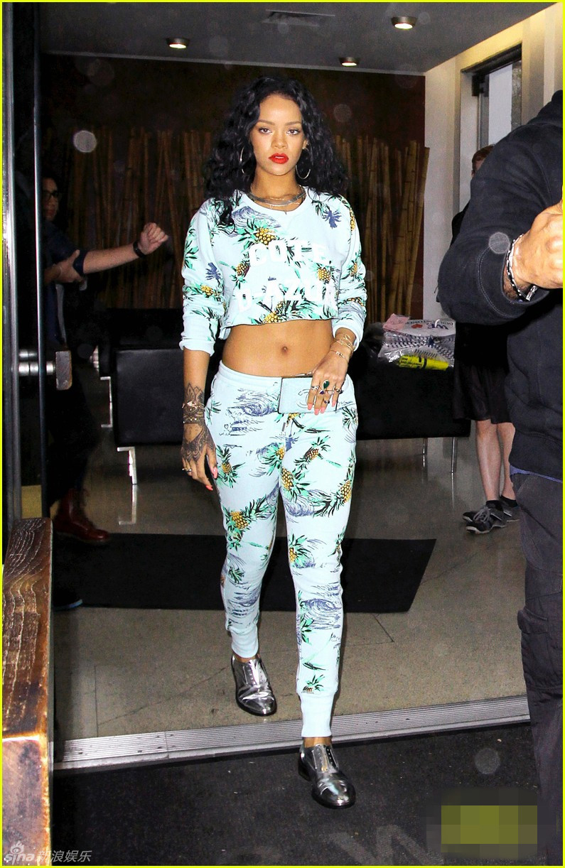 蕾哈娜花纹露脐装出街秀身材