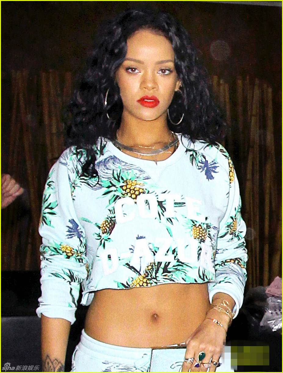 蕾哈娜花纹露脐装出街秀身材