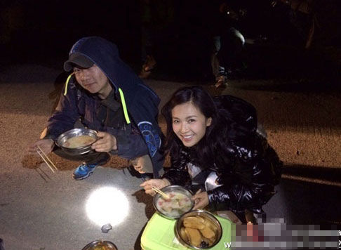 刘涛蹲地喝疙瘩汤