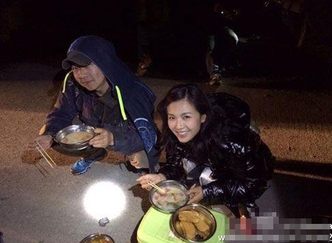 刘涛蹲地喝疙瘩汤