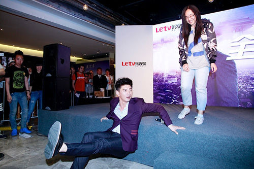 吴奇隆现场与粉丝互动。