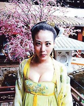 周海媚调皮扮斗鸡眼