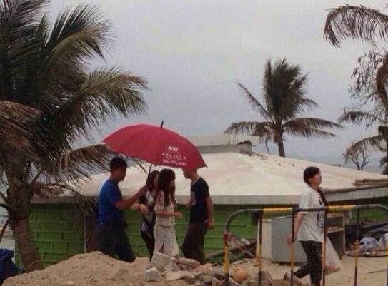 姚笛工作多人伴其左右