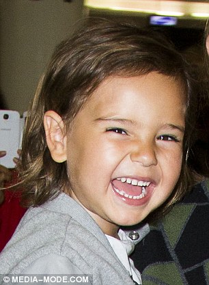 米兰达·可儿携子现身 小弗林吐舌卖萌