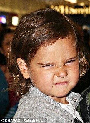 米兰达·可儿携子现身 小弗林吐舌卖萌