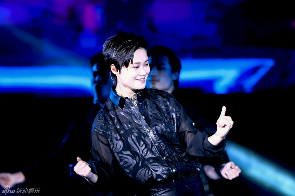     李宇春穿黑色薄纱透视衬衫 