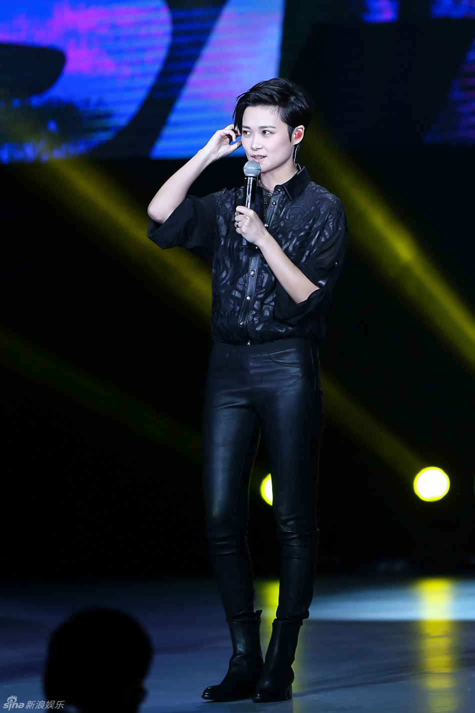     李宇春穿黑色薄纱透视衬衫 