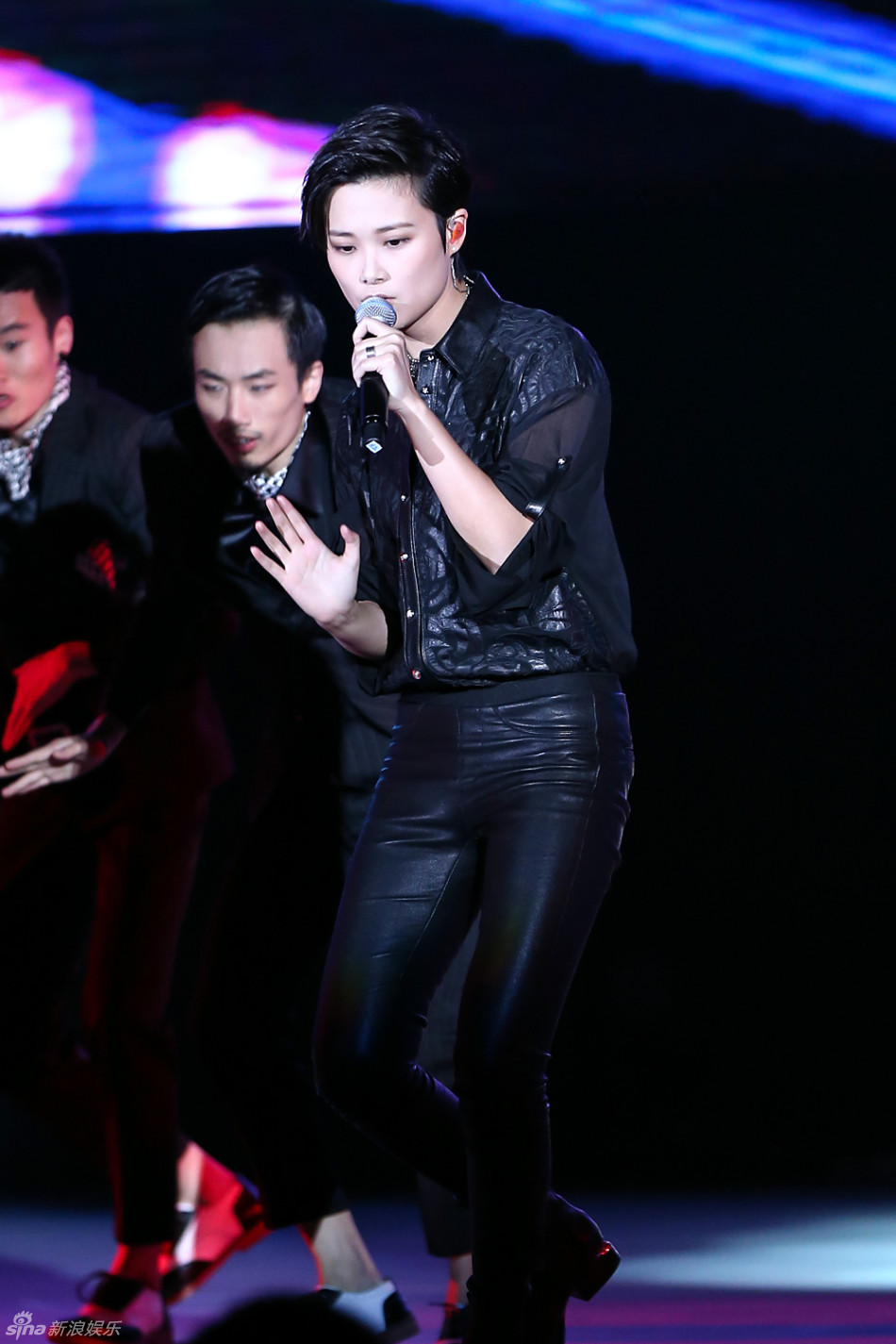     李宇春穿黑色薄纱透视衬衫 