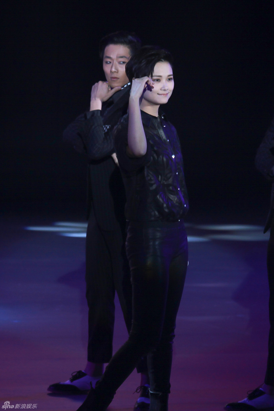     李宇春穿黑色薄纱透视衬衫 