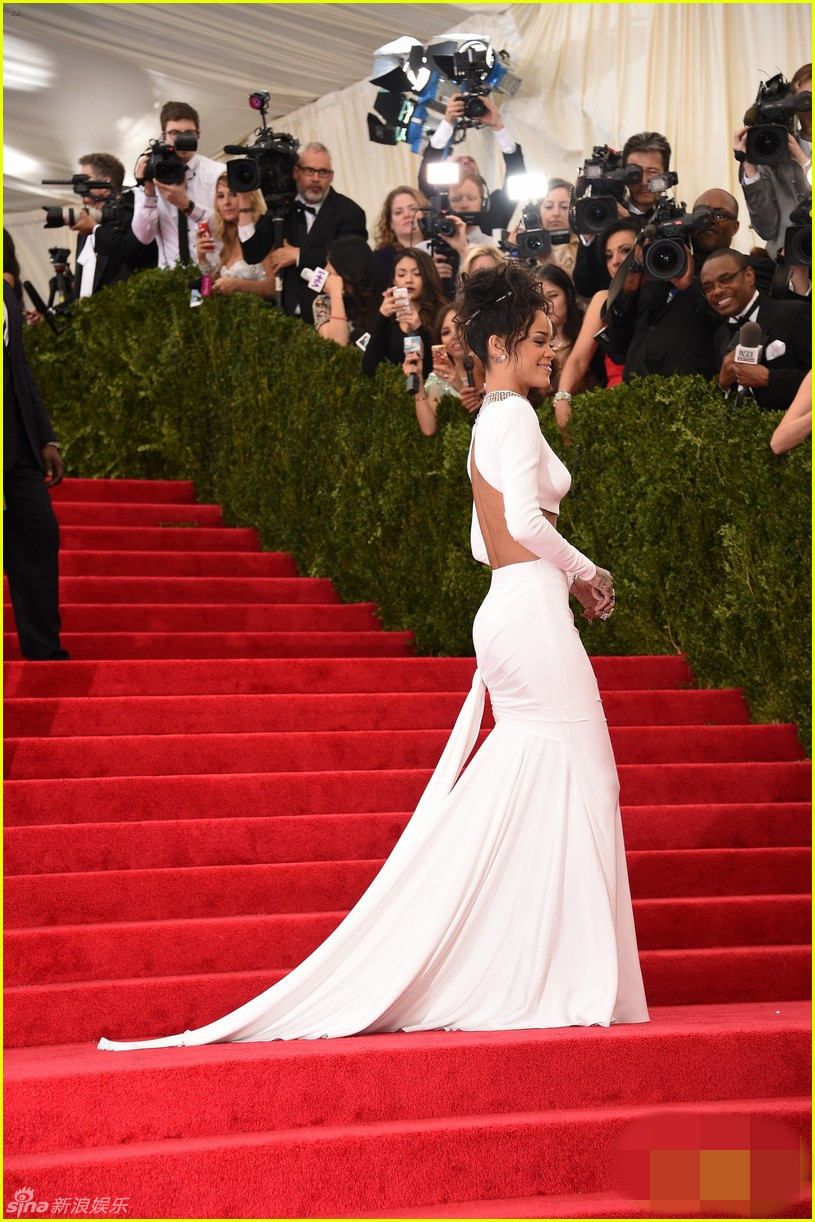     蕾哈娜露背长裙 