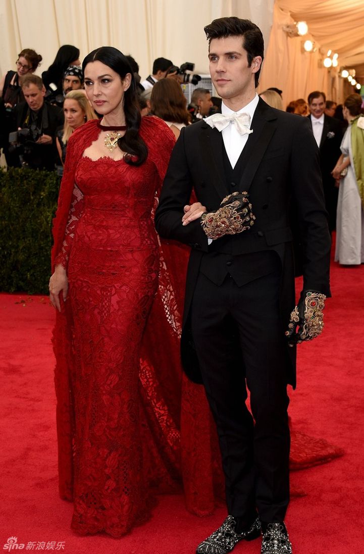     莫妮卡-贝鲁奇艳压红毯 