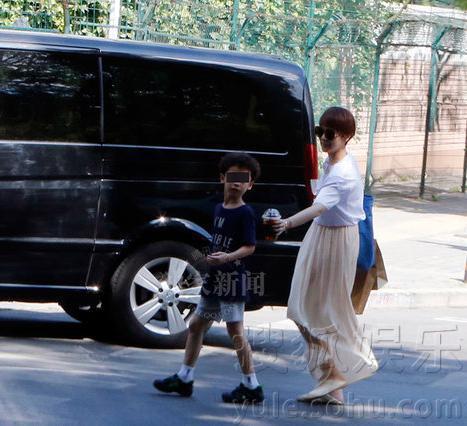 海清老公任银行高管低调做人身份成谜 海清一家三口照首曝光(组图)