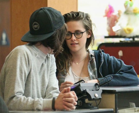 曝暮光女爱上女人 紧黏中性帅气新欢