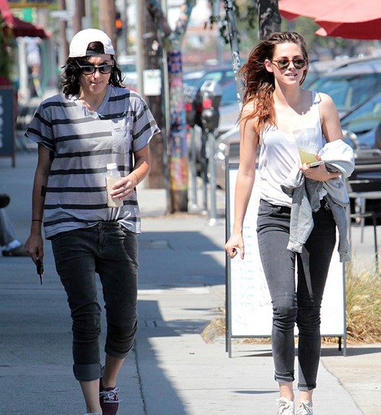 曝暮光女爱上女人 紧黏中性帅气新欢