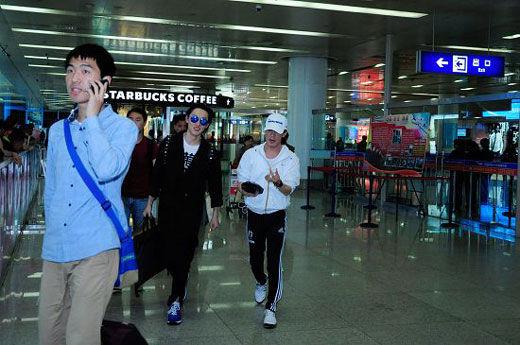 李咏低调现身机场