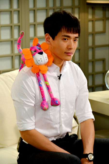 高云翔获赠长腿狮子公仔。
