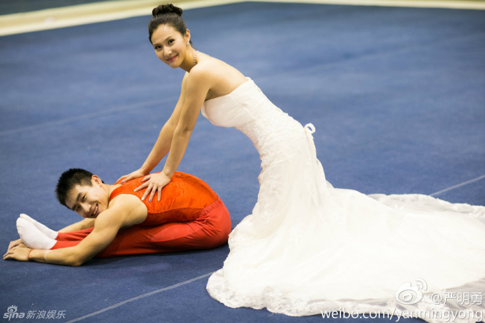     两人共同在吊环上完成超难度造型 