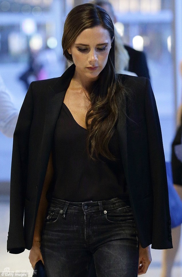     贝嫂黑装现身眼神犀利 