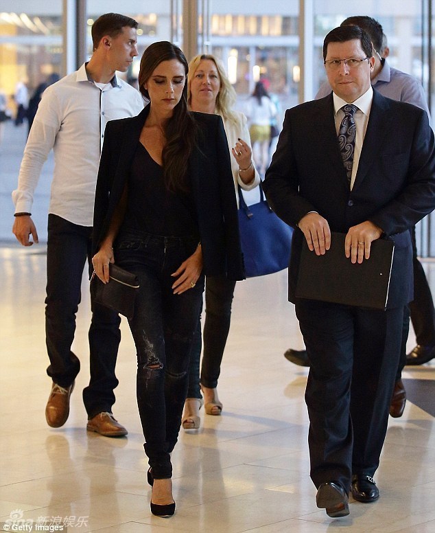     贝嫂黑装现身眼神犀利 