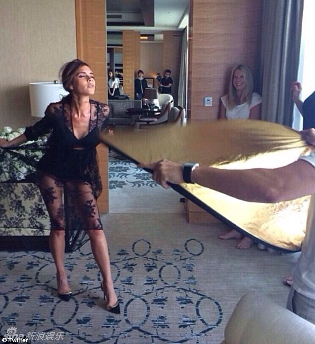     贝嫂黑装现身眼神犀利 