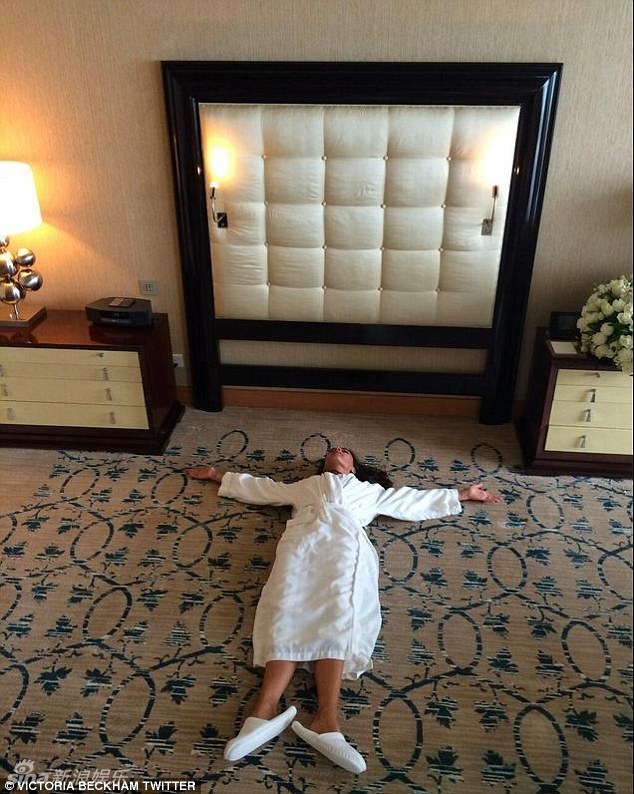     贝嫂黑装现身眼神犀利 