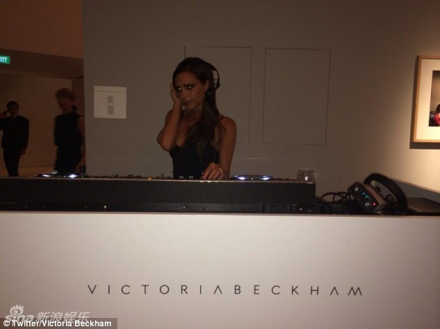     贝嫂黑装现身眼神犀利 