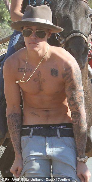 贾斯汀·比伯被曝赤膊上阵遛白马