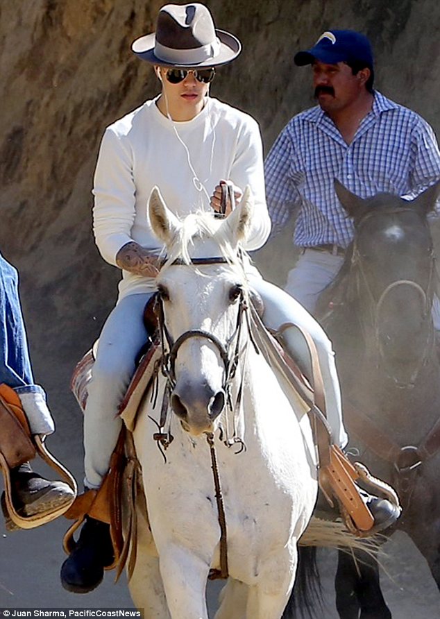 贾斯汀·比伯被曝赤膊上阵遛白马